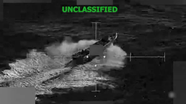 Vue thermique d'un navire entouré d'une forte agitation de l'eau.