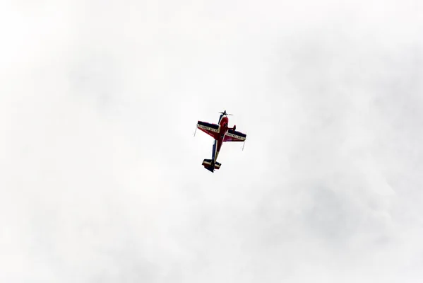 Un avion Extra 330 SC de l'armée de l'air en vol acrobatique au-dessus de l'aérodrome de Dijon-Darois.