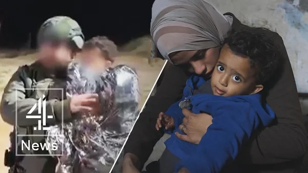 Civils déplacés marchant dans une rue dévastée de Gaza parmi les ruines de bâtiments.