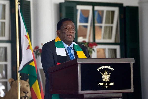 Le président du Zimbabwe s'exprimant depuis un podium officiel.