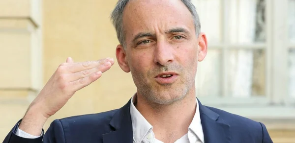 Raphaël Glucksmann à côté d'Olivier Faure lors d'un événement.