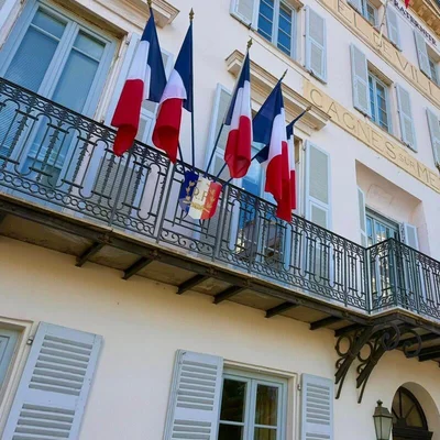 La façade de la mairie de Cagnes-sur-Mer avec ses drapeaux français.