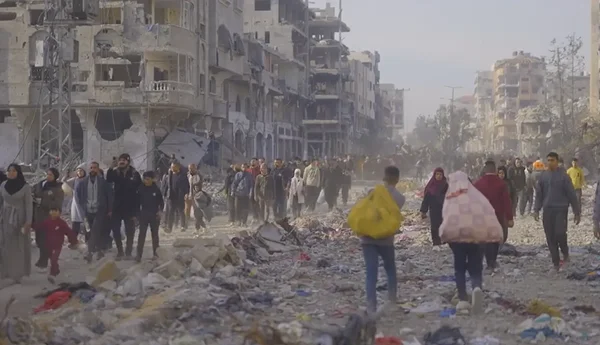 Détenus palestiniens derrière un grillage barbelé, illustrant les conditions de détention.