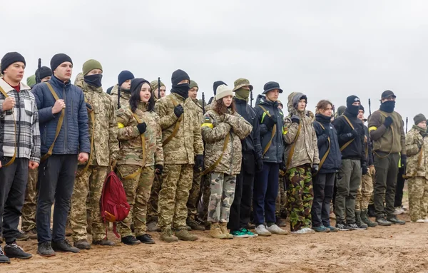 Jeunesse en formation militaire trois ans après le début de la guerre en Ukraine.