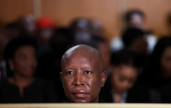 Julius Malema photographié en gros plan avec un béret noir.