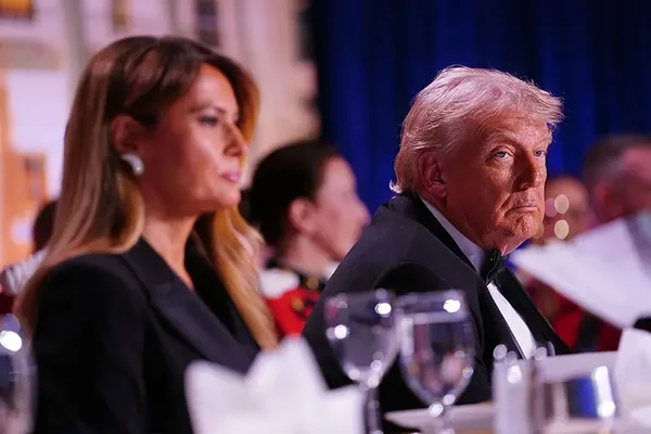 Donald Trump et son invitée assis à table lors du dîner des correspondants de la Maison-Blanche.