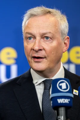 Bruno Le Maire s'adressant aux médias allemands WDR et ARD lors d'une intervention officielle.