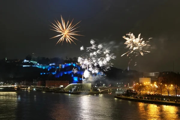 Feux d'artifice du Nouvel An illuminant la Citadelle de Namur et le paysage urbain wallon.