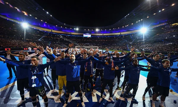 Le clapping des Bleus avec les 80 000 supporters du Stade de France, bras levés sous les projecteurs.