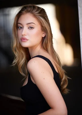 Portrait de l'actrice Bella Podaras.