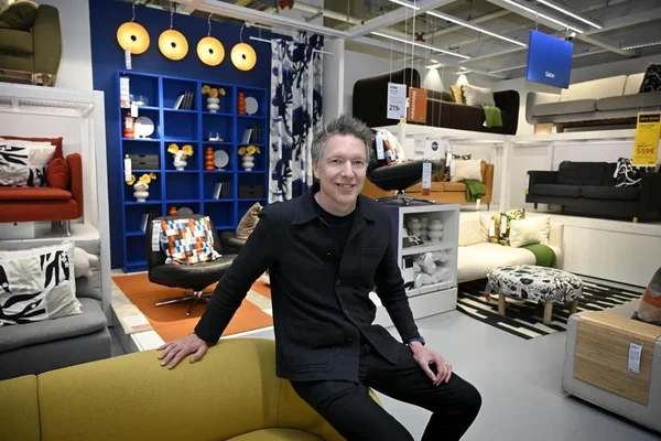 Le président d'Ikea France présentant le concept de magasins plus petits dans un showroom.
