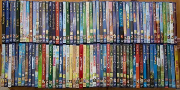 Une collection de 55 DVD Disney présentant divers titres de films d'animation en français.