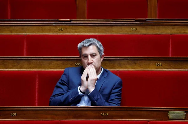 François Ruffin assis dans un auditorium alors qu'il appelle à une primaire de gauche pour la présidentielle 2027.