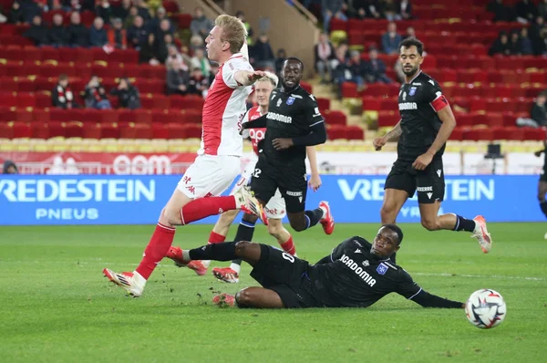 Biereth de l'AS Monaco renversant la défense d'Auxerre.