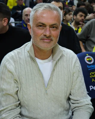 Portrait de José Mourinho en tenue décontractée.