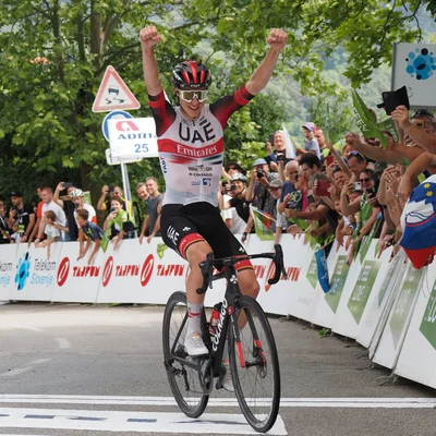 Tadej Pogačar célébrant sa victoire lors du Tour de Slovénie 2022.