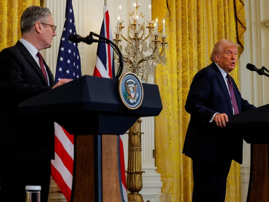 Keir Starmer et Donald Trump lors d'une conférence de presse commune sur l'Ukraine.