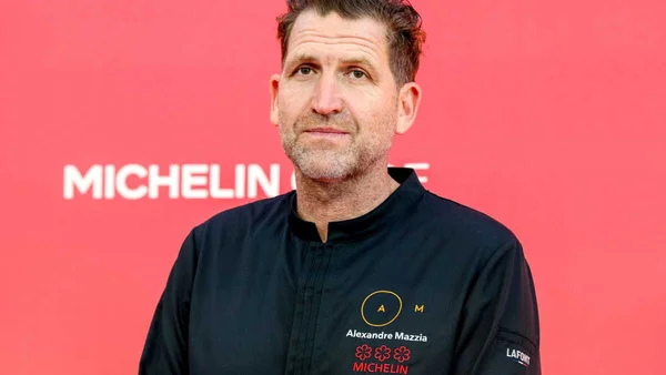 Veste de chef aux armes d'Alexandre Mazzia et ses trois étoiles Michelin.