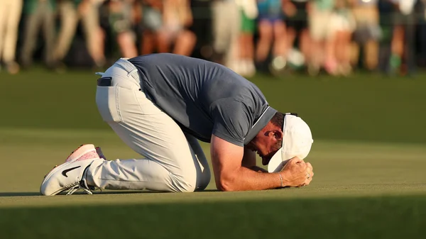Rory McIlroy cèle son premier Masters avec une émotion visible à Augusta.
