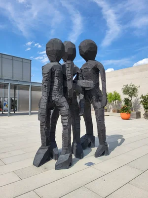 Installation sculpturale monumentale de Georg Baselitz dans l'espace public.