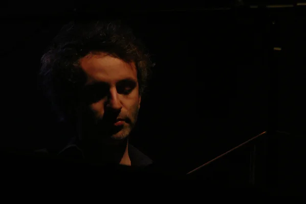 Vincent Delerm en concert à La Cigale, jouant du piano dans une atmosphère intimiste.