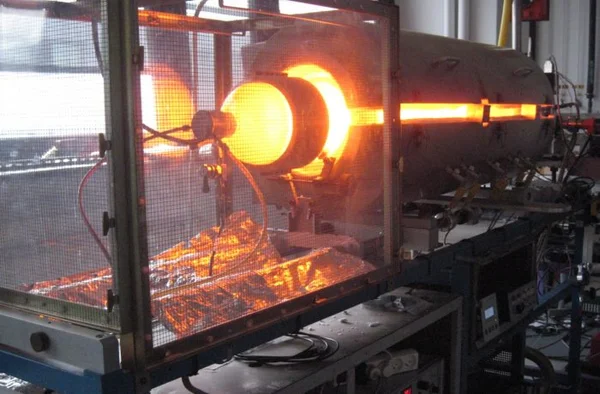 Image satellite d'un désert aride avec un petit village et des lits de rivières asséchés visibles.