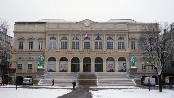 L'Hôtel de ville de Saint-Étienne et sa façade arborant la devise républicaine sous la neige.