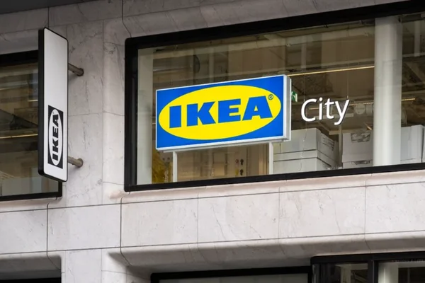 Façade d'un magasin IKEA City avec logo visible sur fond de marbre clair.