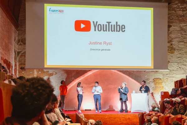 Justine Ryst, Directrice générale, lors d'une intervention au Frames Pro avec le logo YouTube.