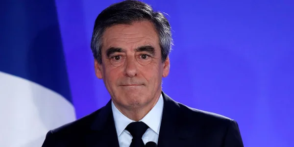 François Fillon devant le drapeau français.