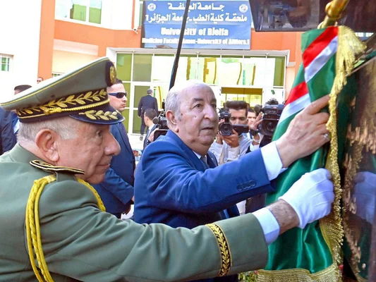 Rencontre officielle devant l'Université de Blida dans le cadre de la politique mémorielle envers l'Algérie.