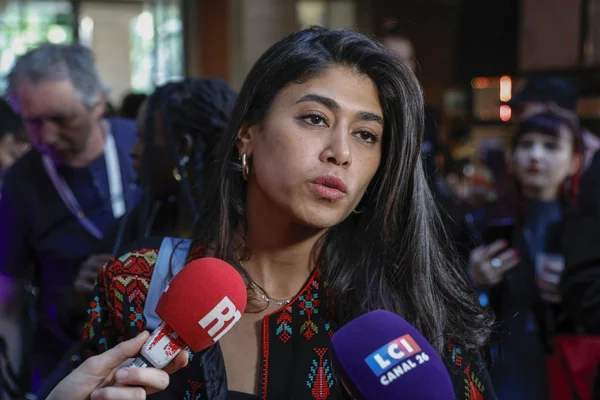 Rima Hassan s'exprimant devant les médias au QG de LFI le soir des élections européennes 2024.