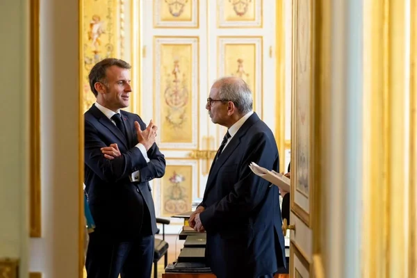 Discussion diplomatique dans un cadre officiel concernant l'exonération des frais d'inscription pour les Libanais en France.