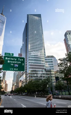 Rue new-yorkaise près du siège de Goldman Sachs avec un panneau indiquant le tunnel Battery vers Brooklyn.