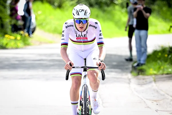 Tadej Pogacar, triple vainqueur de la Doyenne, en pleine action.