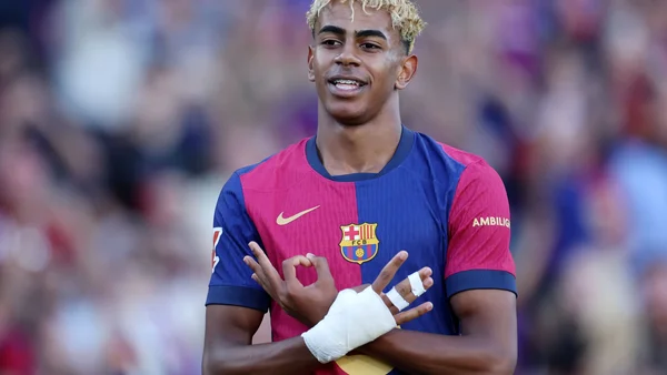 Un joueur du FC Barcelone sur le terrain devant la foule du stade