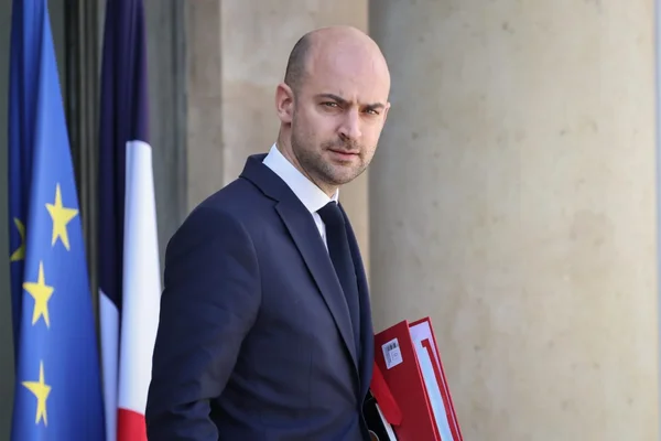 Le ministre Jean-Noël Barrot lors de sa visite stratégique à Lomé, devant les emblèmes français et européens.