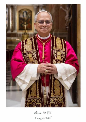 Photographie du pape Léon XIV en tenue ecclésiastique magenta et blanche.
