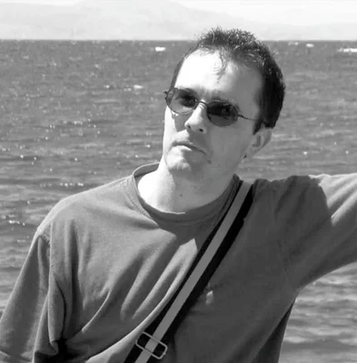 Samuel Paty photographié près d'un plan d'eau, portrait extrait de L'Humanité.