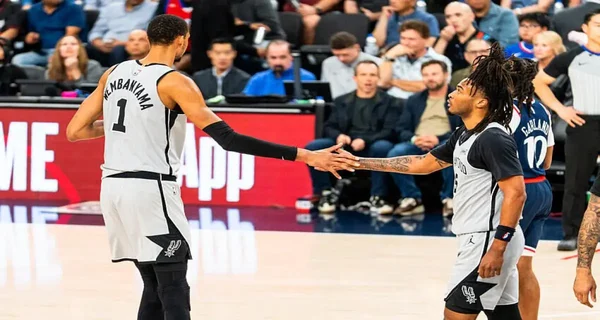 Victor Wembanyama échangeant une poignée de main avec un adversaire lors d'un match de NBA.