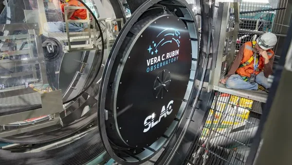 Un technicien intervenant sur les équipements de l'Observatoire Vera C. Rubin, dédié à la cartographie de l'immensité galactique.