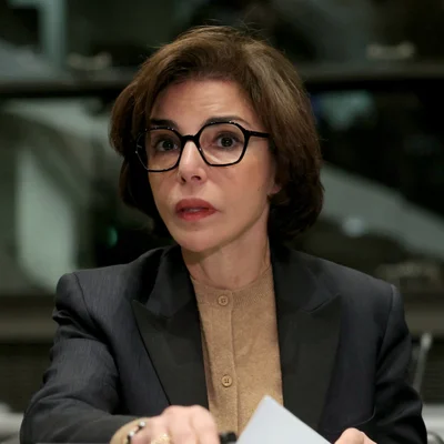 Rachida Dati tenant un document lors de la commission d'enquête sur l'audiovisuel public.