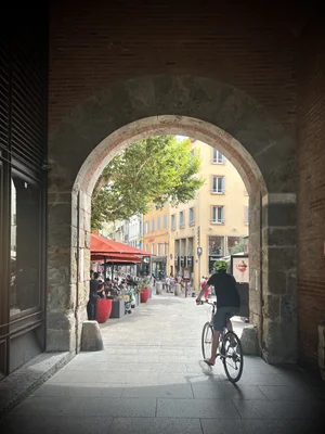 Vue de la Porte de Perpignan, dans les Pyrénées-Orientales.