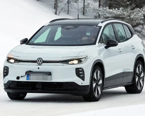 Un SUV électrique Volkswagen blanc stationné dans un paysage hivernal.