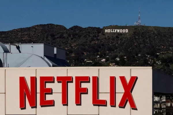 Logo Netflix à Los Angeles avec le panneau Hollywood en arrière-plan.