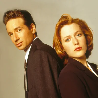 Les agents Mulder et Scully affrontent le monde, dos à dos, dans une pose emblématique.