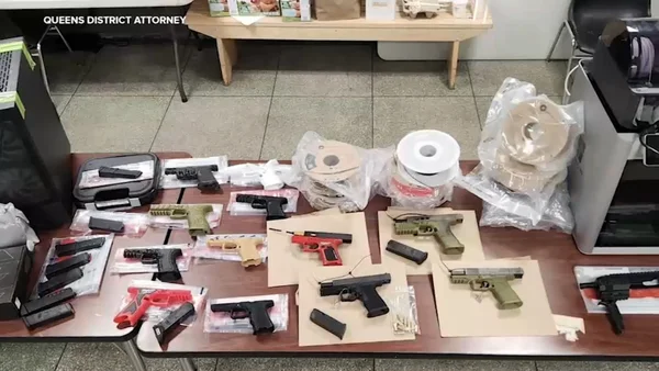 Armes à feu saisies, chargeurs et bobines de filament d'impression 3D exposés lors d'une présentation du procureur de Queens.