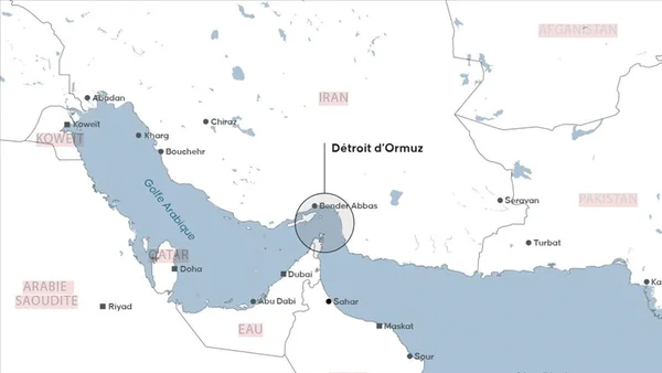 Carte de la région du détroit d'Ormuz avec les villes de Bandar Abbas, Dubaï et Doha, et l'accumulation de pétroliers.