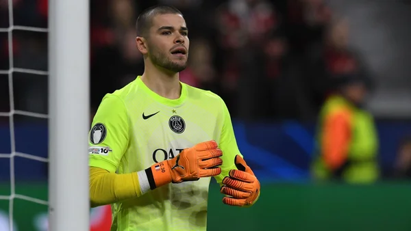 Lucas Chevalier positionné devant les cages du PSG.