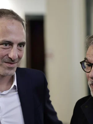 Raphaël Glucksmann le 3 mars 2024 au Congrès du PSE, portant un costume sombre et une chemise blanche.